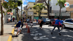 La capital de Venezuela, Caracas, celebra su carnaval donde caen “bombas” de agua. [Foto: Nicole Kolster/VOA]