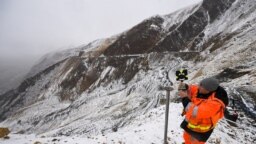 Một công nhân lắp đặt thiết bị thăm dò tại Công viên Quốc gia Denali, Alaska, ngày 21/9/2022. 