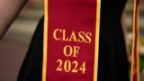 Selempang yang menunjukkan lulusan tahun 2024 yang dikenakan oleh mahasiswa University of Southern California di Los Angeles pada 25 April 2024. (Foto: AP/Jae C. Hong)