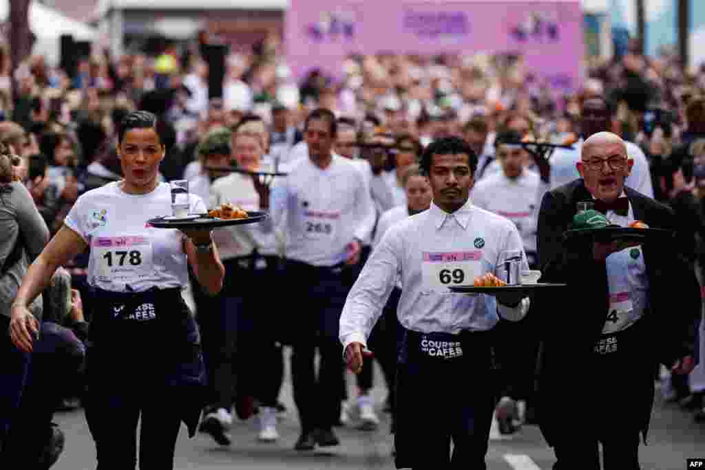 Waiters and waitresses compete in a traditional &quot;Course des cafes&quot; (the cafes&#39; race), in front of the City Hall in central Paris, France.