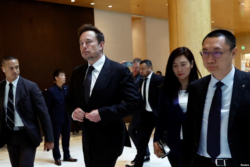 正在北京访问的特斯拉首席执行官埃隆·马斯克与特斯拉高层离开北京一家酒店。（2023年5月31日）(photo:VOA)