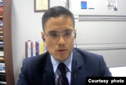 美国新泽西拉玛珀学院政治学副教授陈鼎。（截图自采访视频）