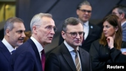 Ngoại trưởng Ukraine Dmytro Kuleba (phải, cận cảnh) và Tổng thư ký NATO Jens Stoltenberg (trái) tại trụ sở NATO ở Brussels, ngày 4/4/2024. 