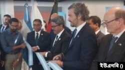 দূতাবাসের উদ্বোধন করছেন আর্জেন্টিনার পররাষ্ট্রমন্ত্রী সান্তিয়াগো ক্যাফিয়েরো এবং বাংলাদেশের পররাষ্ট্র প্রতিমন্ত্রী মো. শাহরিয়ার আলম 