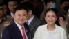 Mantan Perdana Menteri Thailand, Thaksin Shinawatra, dan putrinya Paetongtarn, tiba di Bandara Don Mueang di Bangkok, pada 22 Agustus 2023. (Foto: AP/Sakchai Lalit)