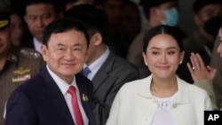 Mantan Perdana Menteri Thailand, Thaksin Shinawatra, dan putrinya Paetongtarn, tiba di Bandara Don Mueang di Bangkok, pada 22 Agustus 2023. (Foto: AP/Sakchai Lalit)