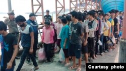 ထိုင်းနိုင်ငံတောင်ပိုင်းက အကြောင်းအမျိုးမျိုးကြောင့်ပြစ်ဒဏ်ကျခံခဲ့ရတဲ့ မြန်မာနိုင်ငံသား ၁၀၇ ဦးကို မေလ ၈ ရက်နေ့ နေလည်ပိုင်းမှာ ထိုင်းအာဏာပိုင်တွေက ရနောင်းမြို့ကနေ ကော့သောင်းမြို့ကို ပြန်လွှဲပြောင်းပေးစဥ်။ (Photo: FED)