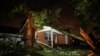 Un árbol derribado por un tornado que azotó el lugar más temprano por la noche yace sobre una casa en Gaithersburg, Maryland, EEUU, el 6 de junio de 2024. 