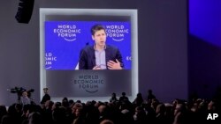 Sam Altman duke folur gjatë një aktiviteti në Davos