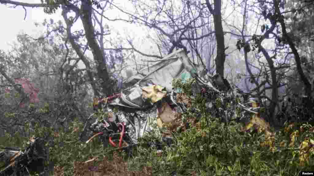 Una vista de los restos del helicóptero del presidente iraní Ebrahim Raisi en el lugar del accidente en una montaña en el área de Varzaghan, al noroeste de Irán, el 20 de mayo de 2024.