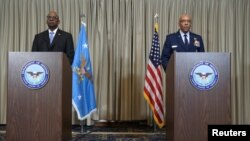 Menteri Pertahanan AS Lloyd Austin dan Jenderal AS Charles Q. Brown Jr., dalam konferensi pers di pangkalan udara Ramstein di Jerman, Selasa (19/3). 