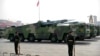  چینی فوجی گاڑی میزائیل لے جا رہی ہے ۔ فائل فوٹو
