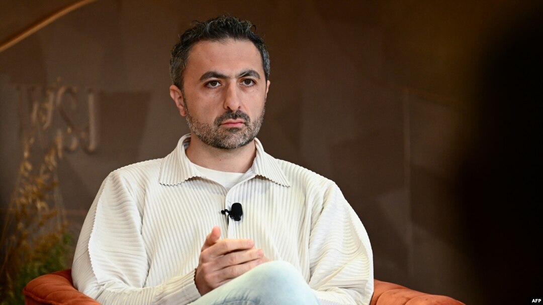 Mustafa Suleyman, CEO Inflection AI, berbicara dalam konferensi teknologi yang diselenggarakan oleh The Wall Street Journal di Laguna Beach, California, pada 17 Oktober 2023. (Foto: AFP/Patrick T. Fallon)