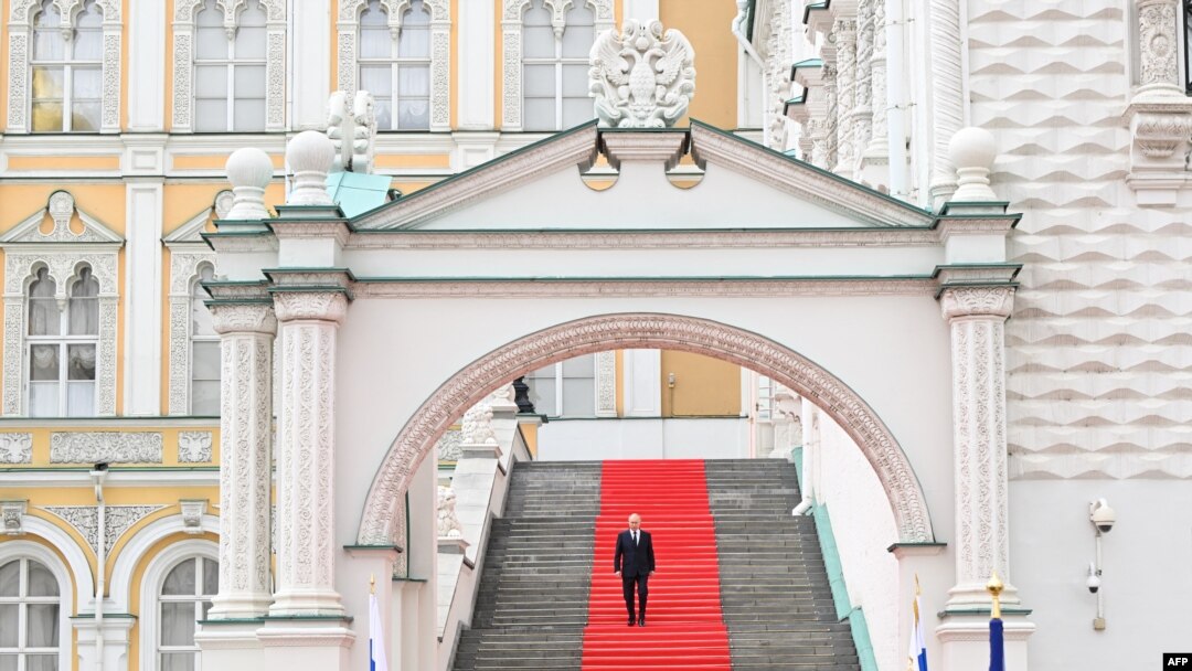Ruski predsjednik Vladimir Putin silazi niz stepenice kako bi se obratio trupama okupljenim na Trgu Sobornaja sa trijema Palate Faceta na području Kremlja u Moskvi.