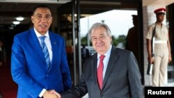 Premye Minis Jamayiken an Andrew Holness ak Sekrete-Jeneral Nasyonzuni Antonio Guterres poze pou yon foto nan Kingston, Jamayik, 15 Me 2023.