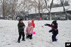 资料照片: 2023年12月13日北京公园里玩雪的孩子