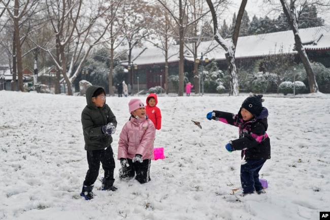 资料照片: 2023年12月13日北京公园里玩雪的孩子