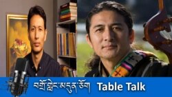 གཞས་པ་གྲགས་ཅན་བཀྲས་ཆུང་ལགས་དང་ལྷན་དུ་བོད་ཀྱི་ཟློས་གར་སྒྱུ་རྩལ་གླེང་བ།