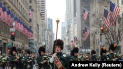 ARCHIVO - Vista de la 5a. Avenida en Manhattan , Nueva York, en la celebración del Día de San Patricio el 17 de marzo de 2023 con los miembros de la banda de Pipes and Drums de los Tribunales del Estado de Nueva York durante desfile.