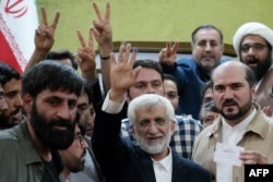 Kandidat presiden Iran dan mantan negosiator nuklir ultrakonservatif Saeed Jalili memberi isyarat saat memberikan suara di tempat pemungutan suara di Teheran pada 5 Juli 2024. (Foto: AFP)