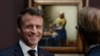 Presiden Prancis Emmanuel Macron, saat berkeliling pameran Vermeer di Rijksmuseum di Amsterdam, Belanda, Rabu, 12 April 2023. (Foto: AP)