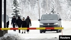 Para migran tiba di pos pemeriksaan perbatasan Vaalimaa antara Finlandia dan Rusia di Virolahti, Finlandia, 15 Desember 2023. (Lehtikuva/Heikki Saukkomaa via REUTERS)