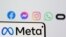 Logo perusahaan teknologi Meta terpampang pada sebuah ponsel pintar di depan sejumlah logo platform media sosial milik perusahaan itu dalam foto ilutrasi yang diambil pada 28 Oktober 2021. (Foto: Reuters/Dado Ruvic)