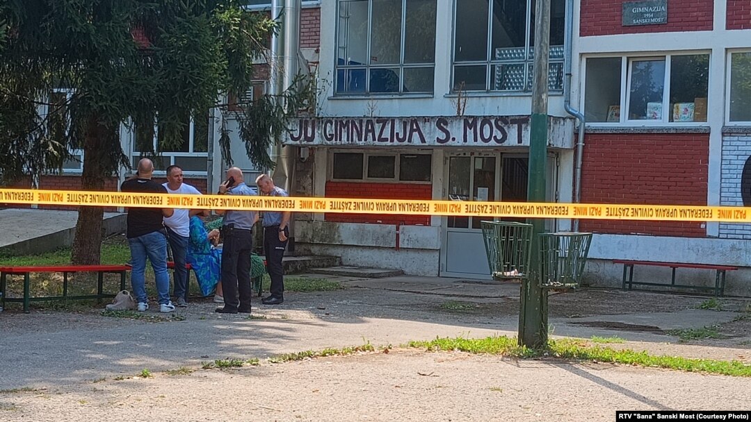 Policija ispred škole u kojoj su počinjena ubistva, u Sanskom Mostu, 21. avgusta 2024.