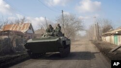 Anggota pasukan Ukraina masih bertahan di Bakhmut di tengah pengepungan oleh Rusia, 4 Maret 2023. 