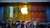 Orang-orang berdiri di luar Apple Store saat iPhone 15 baru Apple secara resmi mulai dijual di seluruh China, di Shanghai, China, 22 September 2023. (Foto: REUTERS/Aly Song)