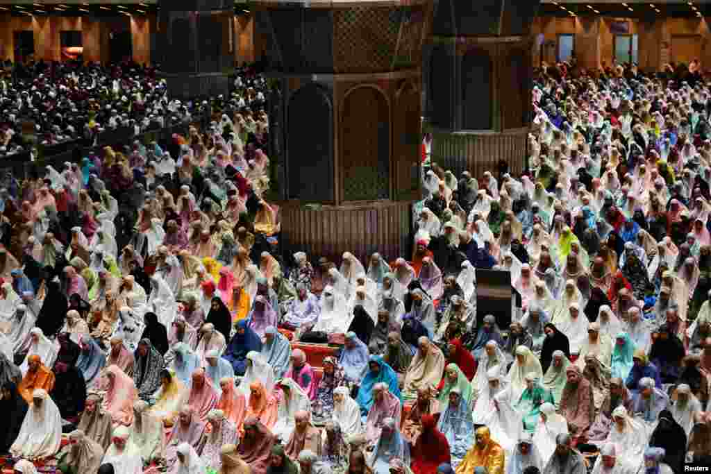 Муслиманки присуствуваат на молитви познати како &bdquo;Таравих&ldquo; за време на првата пресрет на светиот пост Рамазан, во Големата џамија Истиклал во Џакарта, Индонезија.