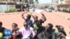 Des jeunes bravent des interdictions de manifester en Ouganda