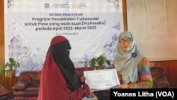 Direktur Lembaga Penguatan Masyarakat Sipil, Endriyati Nur, (kanan) saat memberikan sertifikat kepada seorang peserta perempuan peserta program ProPosoKu, Rabu, 8 Maret 2023. (VOA/Yoanes Litha)