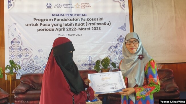Direktur Lembaga Penguatan Masyarakat Sipil, Endriyati Nur, (kanan) saat memberikan sertifikat kepada seorang peserta perempuan peserta program ProPosoKu, Rabu, 8 Maret 2023. (VOA/Yoanes Litha)