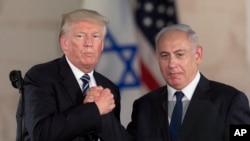 Perdana Menteri Israel Benjamin Netanyahu, kanan, dan Presiden Amerika Serikat Donald Trump berjabat tangan di Museum Israel di Yerusalem pada 2017. (Foto: AP)