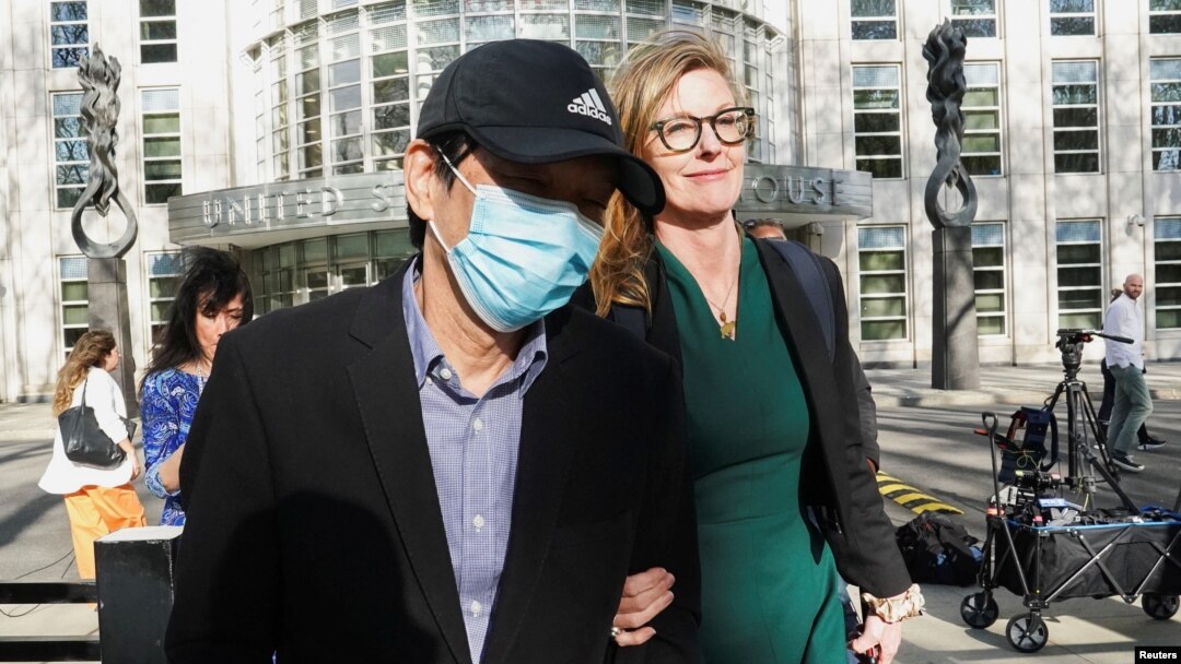 "Harry" Lu Jianwang, 61, američki državljanin optužen za zavjeru da djeluje kao agent kineske vlade, i njegov advokat napustili su federalni sud u nakon što je Lu položio garanciju, New York, 17. aprila 2023.