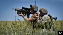 乌克兰士兵在扎波罗热地区前线使用美制毒刺便携式防空导弹发射器寻找打击目标。（2024年5月28日）