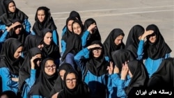 حجاب اجباری دانش آموزان دختر در محیط‌های آموزشی.