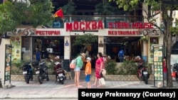 Một nhà hàng ở Nha Trang với bảng hiệu bằng tiếng Nga, ngày 1 tháng 4 năm 2023 (Ảnh: Sergey Prekrasnyy)
