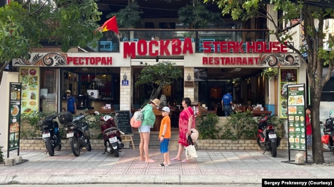 Một nhà hàng ở Nha Trang với bảng hiệu bằng tiếng Nga, ngày 1 tháng 4 năm 2023 (Ảnh: Sergey Prekrasnyy)