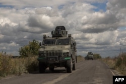 Vehículos militares blindados ucranianos avanzan desde la dirección de la frontera con Rusia, en la región de Sumy, el 13 de agosto de 2024.