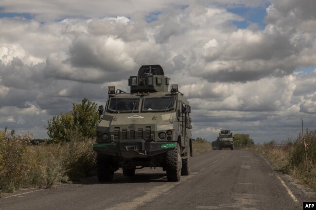 Vehículos militares blindados ucranianos avanzan desde la dirección de la frontera con Rusia, en la región de Sumy, el 13 de agosto de 2024.