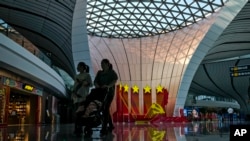 旅客走过空荡荡的北京大兴国际机场。（2023年10月24日）