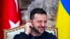 Presiden Ukraina Volodymyr Zelenskyy tampak tersenyum dalam konferensi pers bersama Presiden Turki Recep Tayyip Erdogan menyusul pertemuan keduanya di Istana Dolmabahce di Istanbul, Turki, pada 8 Maret 2024. (Foto: AP/Francisco Seco)