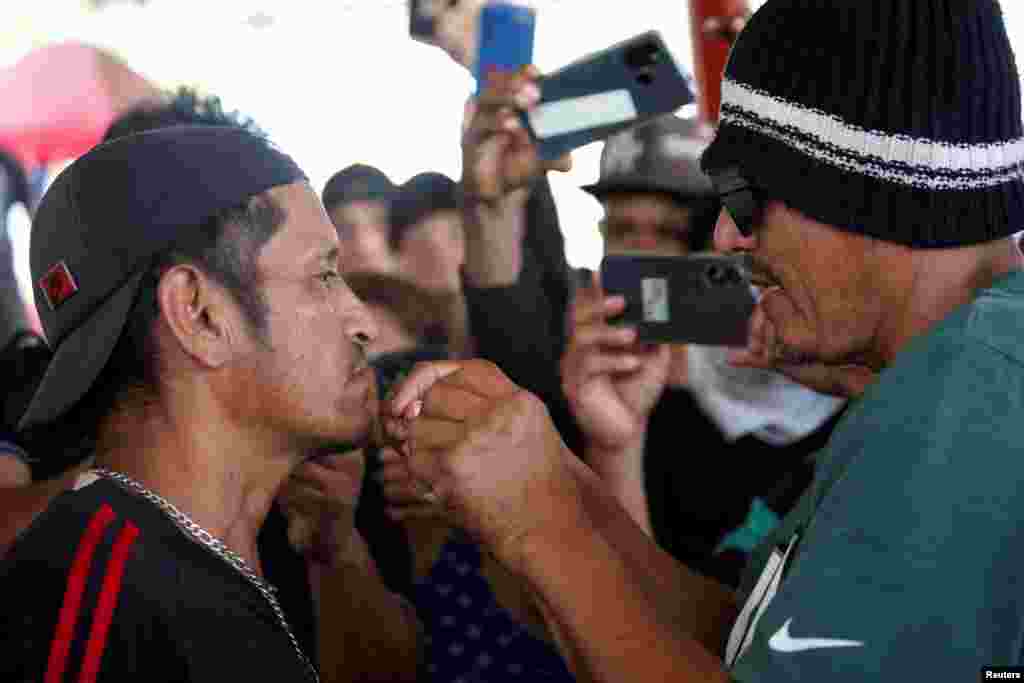 Varios migrantes han cosido sus bocas como forma de protesta por su detención durante meses por el gobierno mexicano. 