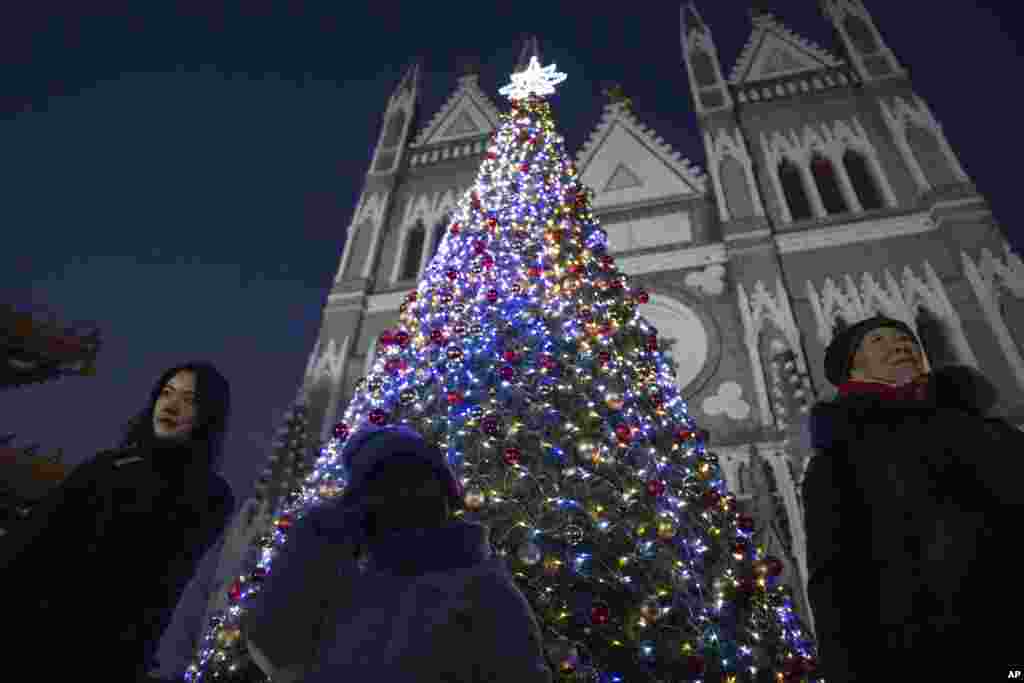 En Beijing, visitantes llegan hasta la iglesia católica Xishiku en el día de Navidad.&nbsp;