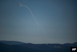 Sistem pertahanan udara Israel, Iron Dome atau Kubah Besi menembak misil untuk mencegat serangan dari Lebanon di wilayah Galilea seperti yang terlihat dari Dataran Tinggi Golan yang dianeksasi Israel, 18 Juli 2024. (Foto: Leo Correa/AP Photo)