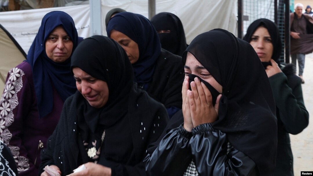 Sejumlah perempuan tampak menangis melihat kumpulan jenazah di sebuah rumah sakit di Khan Younis, pada 16 Februari 2024, di mana banyak warga Palestina yang tewas akibat serangan Israel. (Foto: Reuters/Ibraheem Abu Mustafa)