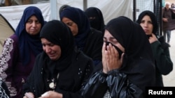 Sejumlah perempuan tampak menangis melihat kumpulan jenazah di sebuah rumah sakit di Khan Younis, pada 16 Februari 2024, di mana banyak warga Palestina yang tewas akibat serangan Israel. (Foto: Reuters/Ibraheem Abu Mustafa)