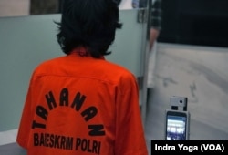 Salah satu tersangka peretasan kartu kredit berinisial DK ditangkap Bareskrim Polri di Indonesia, sementara satu tersangka lainnya berinisial SB ditangkap dan masih menjalani proses hukum oleh pihak kepolisian di Jepang. (VOA/Indra Yoga)